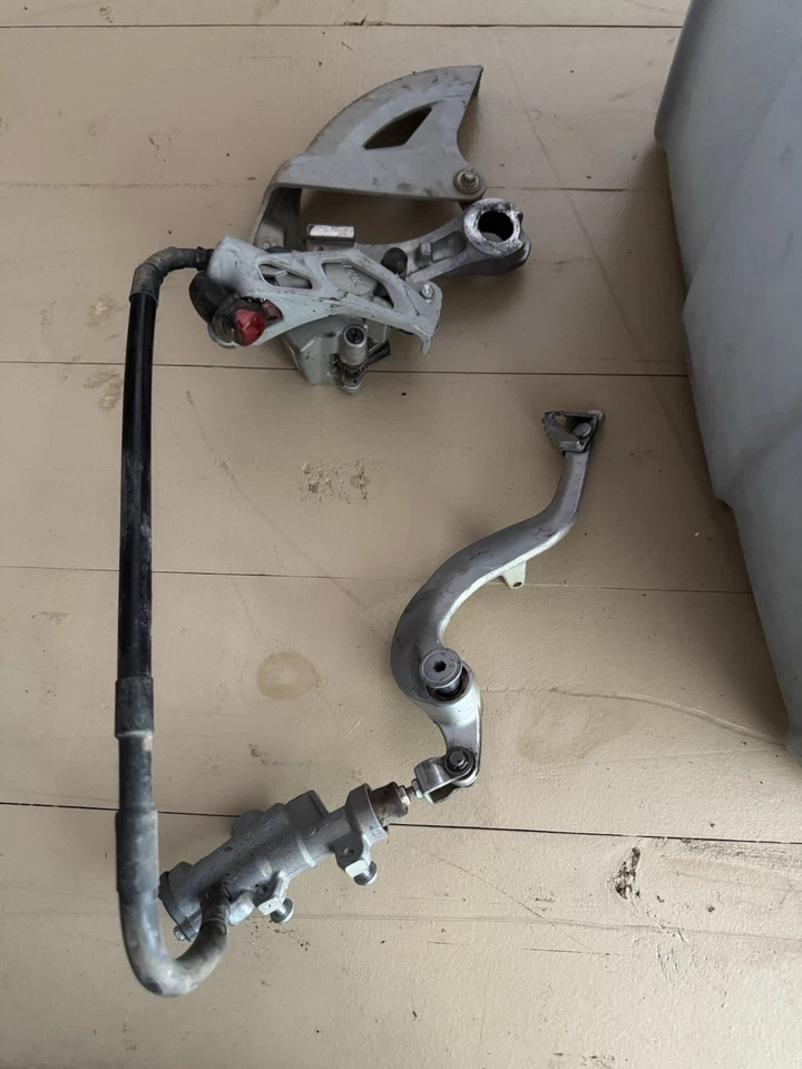 Frenos de montaje de freno trasero Yamaha YZ450F 2006-2009 YZ 250F 450 08 Foto 1 de 4