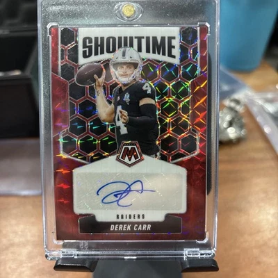 2025 Mosaico FOTL Showtime Derek Carr Auto /199 - Imagem 1 de 2
