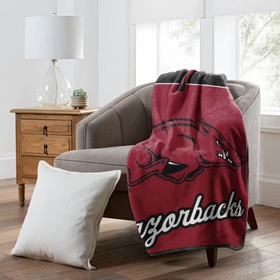 Manta de microfibra Arkansas Razorbacks 46" x 60" con licencia oficial de la NCAA Foto 1 de 4