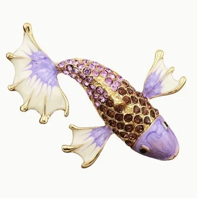 Broche Betsey Johnson pez koi de la suerte con esmalte de lavanda y cristales Foto 1 de 2