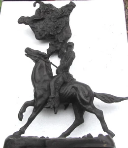 Signierte Frederic Remington Bronze Statue Indianer auf Pferd mit Büffelfell - Bild 1 von 8