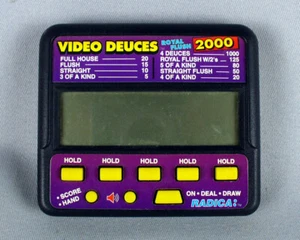 RADICA VIDEO ELETTRONICO PORTATILE DEUCES ROYAL FLUSH 2000 GIOCO TESTATO FUNZIONA M/415 - Foto 1 di 3