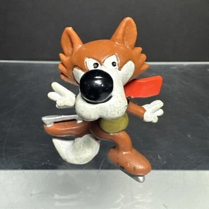 Figura de PVC de colección Vucko el Lobo 1984 Juegos Olímpicos de Invierno Esquí Schleich Anuncio B - Imagen 1 de 5