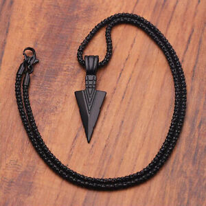Collier long noir mat design pour homme avec pendentif flèche chaîne de bijoux