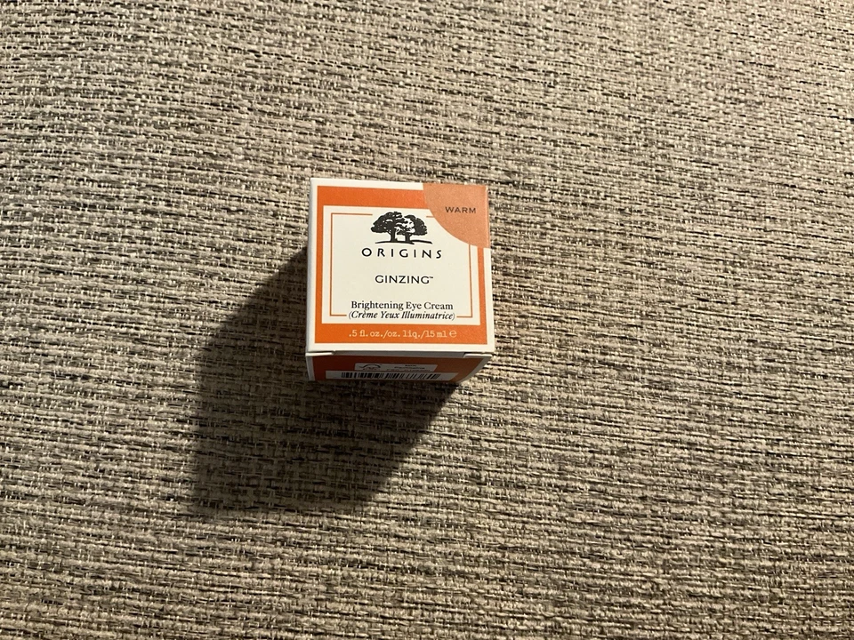 Crema iluminadora de ojos Origins GinZing, 0,5 fl oz, tono cálido Foto 1 de 1