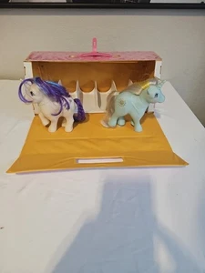 Valigetta da trasporto stalla My Little Pony Barn 1983 vintage con 2 pony. - Foto 1 di 12