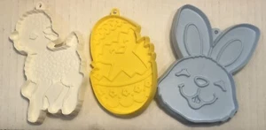 Lote 3 cortadores de galletas de Pascua con sello pollito conejo cordero amarillo blanco azul años 80 - Imagen 1 de 2