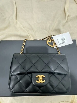 Bolso Bandolera Chanel 22B Negro Mini Solapa Rectángulo Corazón Abierto Dorado Logo Hombro Foto 1 de 4