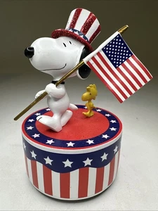 Caja de música Peanuts Worldwide 2012 America The Beautiful Snoopy Danbury como nueva - Imagen 1 de 7