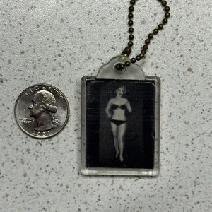 Vintage 1960's Girl In Bikini Flicker Flasher Key Tag Keychain Key Ring #54044 - Picture 1 of 9