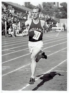 1939 Vintage Photo Don Lash workout run at Coast Artillery Armory Brooklyn NYC - Picture 1 of 2