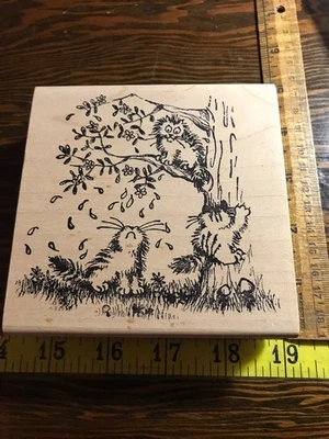 Sello de goma magenta gatitos jugando en un árbol Mundial Foto 1 de 3