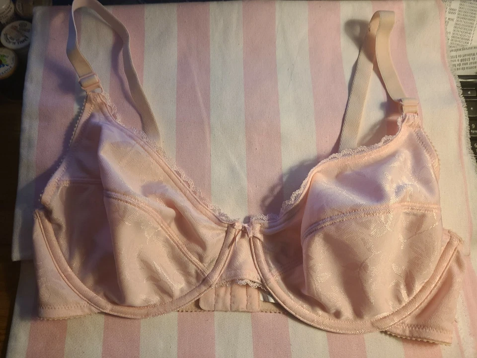 Sujetador rosa de encaje sin relleno Bestform con cable 38D usado en excelente estado Foto 1 de 4