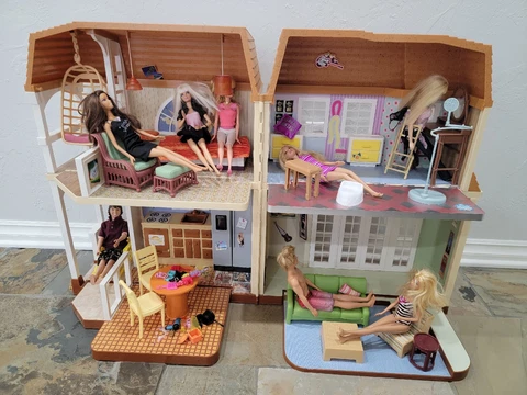 Hannah Montana MALIBU BEACH HOUSE Dollhouse w 8 Dolls, Furniture & Accessories Cover