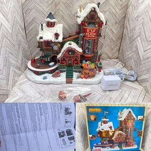 Lemax Santa's Wonderland 2017 ELF MADE TOY FACTORY #75190 Visioni e suoni con scatola - Foto 1 di 24