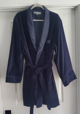 Bata corta de terciopelo azul marino/negro con corbata/vestido XL de Neiman Marcus para hombre Foto 1 de 4