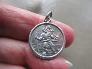 ANTIGUO COLGANTE VINTAGE DE PLATA ESTERLINA SAN CRISTÓBAL INICIAL LETRA P ENCANTO - Imagen 1 de 2
