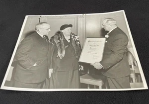 Foto vintage de pareja de los años 50 recibiendo premio 10" x 8" acabado brillante blanco y negro - Imagen 1 de 2