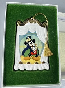 1997 Walt Disney Collectors Society Ornament On With The Show Magician Mickey - Picture 1 of 6