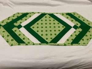 St Patrick's Day "SHAMROCKS PLENTY'Quilted Table Runner REVERSIBLE!! - Picture 1 of 5