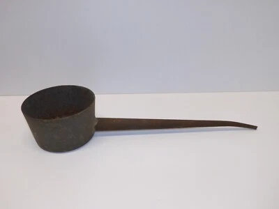 -ANCIENNE CASSOTTE LOUCHE A EAU METAL Rouille superficielle ART POPULAIRE déco D - Photo 1/4