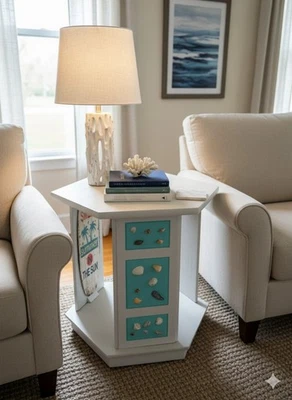 Mesa de acento temática costera - Conchas marinas y tablas de surf con colores costeros Foto 1 de 4