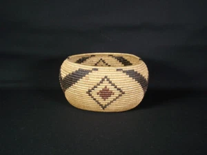 Una cesta policromada Washoe, indio nativo americano, circa: 1920 - Imagen 1 de 7