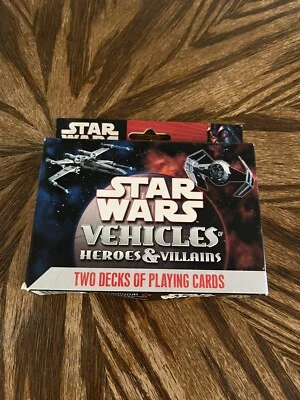 VEHÍCULOS STAR WARS HÉROES Y VILLANOS JUGANDO A LAS CARTAS DOS BARAJAS 2008 Foto 1 de 2