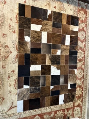 Alfombra de cuero de vaca argentina real 70 x 47 marrón y blanco hecha a mano Foto 1 de 4