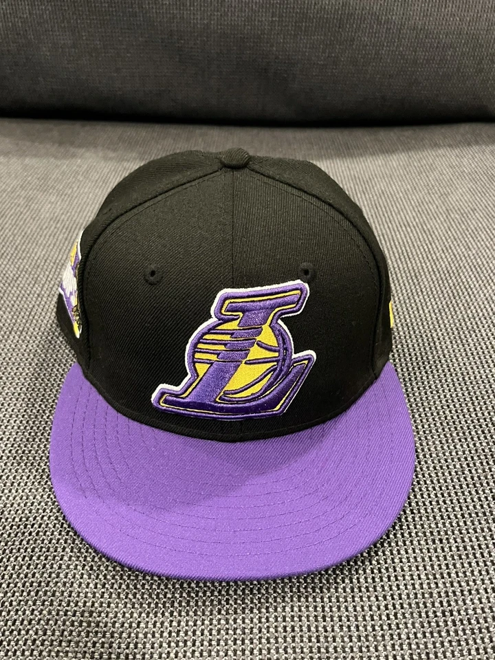 Parche lateral New Era negro y púrpura de Los Angeles Lakers 17 veces campeones talla 7 1/4 Foto 1 de 4