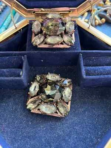 Rare 1930's Schreiner Shoe Dress Clips with Green and clear crystal rhinestones - Picture 1 of 4