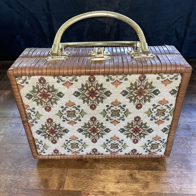 Cartera caja mimbre vintage años 50 bordada tejida Hong Kong oro broche y asa Foto 1 de 4