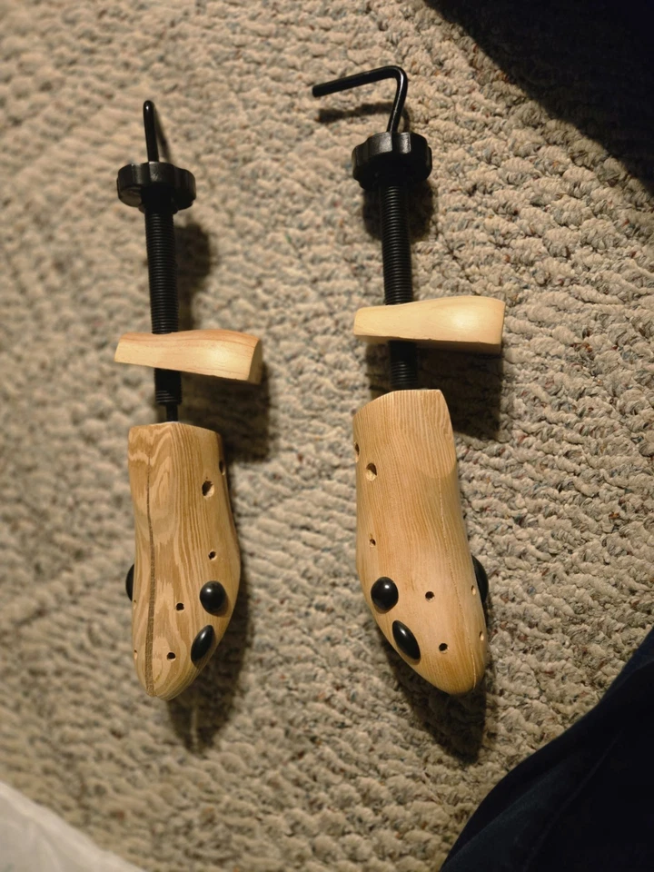 Par de extensores de sapatos ajustáveis de madeira de 2 vias para homens 9-11 buzina de sapato - Imagem 1 de 1