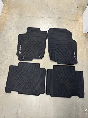 4 alfombrillas de goma negras para todo tipo de clima Toyota RAV4 2013-2018 PT90842130 OEM Foto 1 de 4