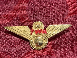 Broche TWA Wings piloto junior de colección tono dorado avión de metal aerolíneas 2 5/8" -6714 - Imagen 1 de 5
