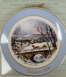 AVON - Piatto natalizio in miniatura 3" - Scorrendo nella neve, nuovo (1979) - Foto 1 di 3