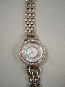 ¡NUEVO!  Reloj de cuarzo con bisel de diamantes de imitación MOP cara arco iris correa de metal - Imagen 1 de 3