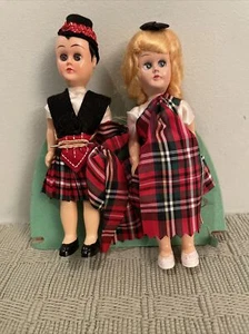 MUÑECA ESCOCESA NIÑO Y NIÑA DE PLÁSTICO DURO DE COLECCIÓN 6” OJOS SOÑOLIENTOS EN SOPORTE Usada - Imagen 1 de 6
