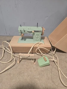 signature junior sewing machine - Picture 1 of 9