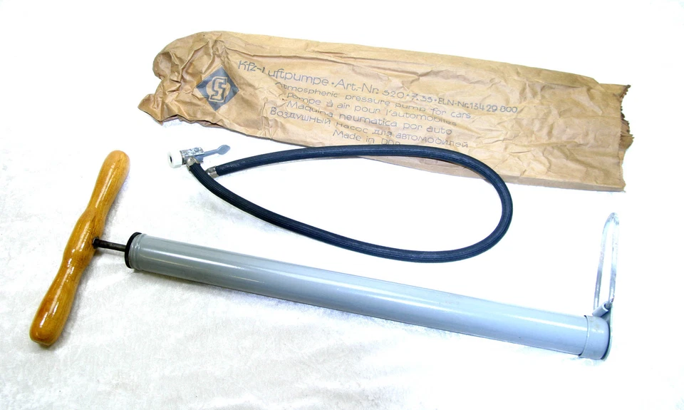 KFZ-FUSS-LUFTPUMPE - MIT SCHLAUCH - GRAU MIT HOLZGRIFF - OSTALGIE - ORIG. 5035* - Bild 1 von 1