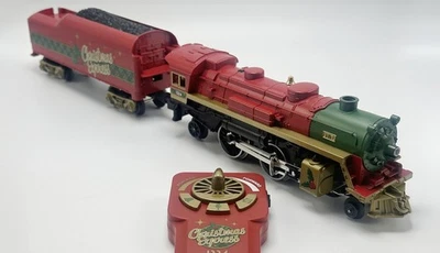 LIONEL 2223020-E CHRISTMAS CELEBRATION LIONCHIEF 2-4-2 LOCOMOTIVE O GAUGE NEW - Image 1 of 4