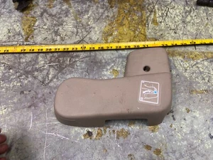 03-06 EXPEDITION   2ND ROW SEAT RIGHT PASSENGER OUTER TRIM COVER HINGE - Picture 1 of 19