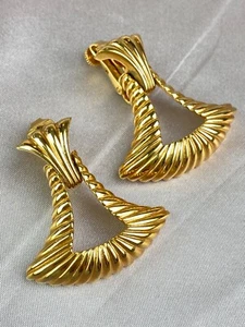 VENDOME Vintage Gold Tonę Large Clip Earrings Ribbed Signed - Picture 1 of 11