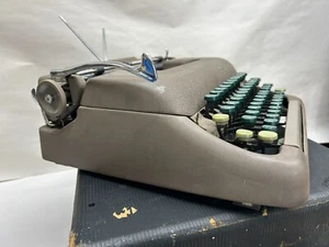 Máquina de escribir portátil silenciosa Smith Corona de colección con estuche - Imagen 1 de 24