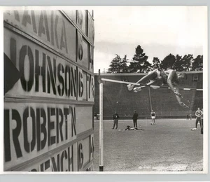 Fresno California's GENE JOHNSON High Jumper VINTAGE Sports 1964 Press Photo - Picture 1 of 2