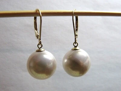 Pendientes colgantes de perlas con caparazón crema rosa brumoso relleno de oro amarillo de 14K Foto 1 de 2