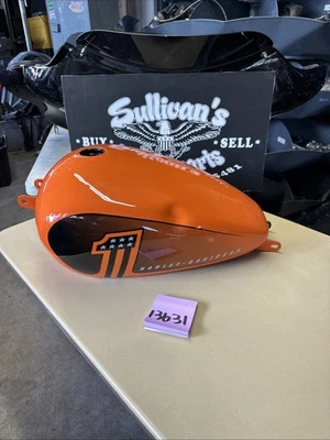 Harley 2024 Street Bob Streetbob M8 Softail tanque de combustible de gasolina BLEM abolladura naranja OEM Foto 1 de 4