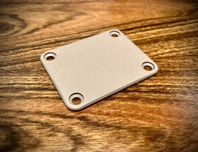 Placa de cuello de acero inoxidable mate extra gruesa Van Dyke-Harms con tornillos, se adapta a Fe Foto 1 de 3