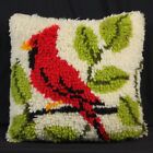 Oreiller à crochet vintage terminé rouge cardinal années 1960 années 70 rétro MCM oiseau arbre perky