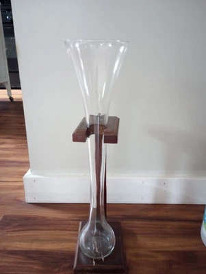 Стекло для водителей автобусов 17 века 1/2 ярда эля с деревянной подставкой - Изображение 1 из 4